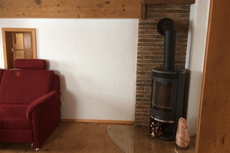 Gemütliches Wohnzimmer mit Holzofen , bequemer Couch