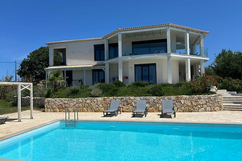 Villa VIO mit Pool direkt am Strand