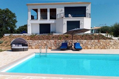 Villa VIO direct aan zee met zwembad