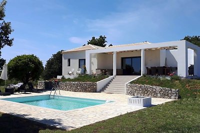 Villa ENA direct aan zee met zwembad