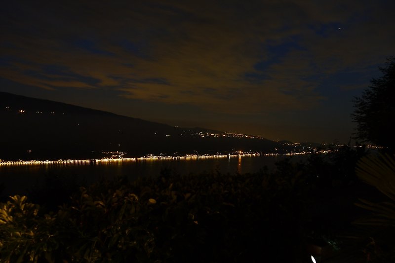 Blick nachts von der Terrassee