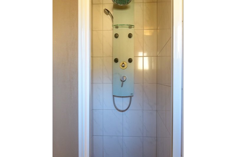 Badezimmer mit Dusche WC
