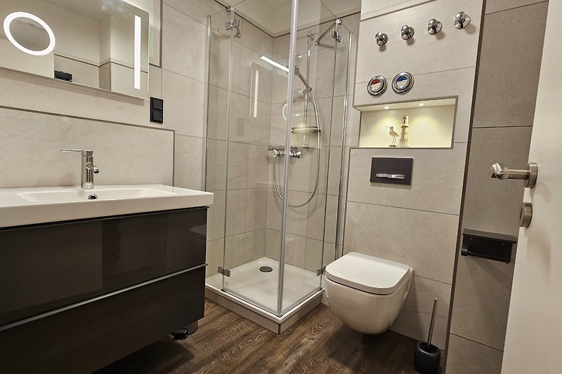 Modernes Badezimmer mit Dusche u. WC