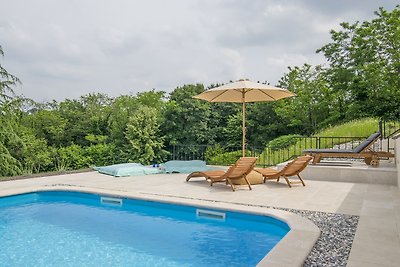 La Casa di Kyra, umgeben von viel Grün in ruhiger Lage mit Pool und Sauna