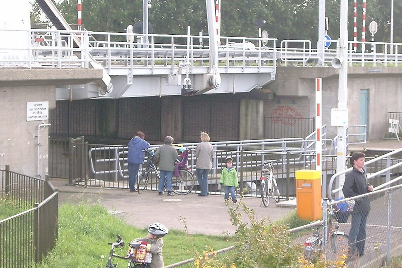 Good bicycle paths through locks and places.