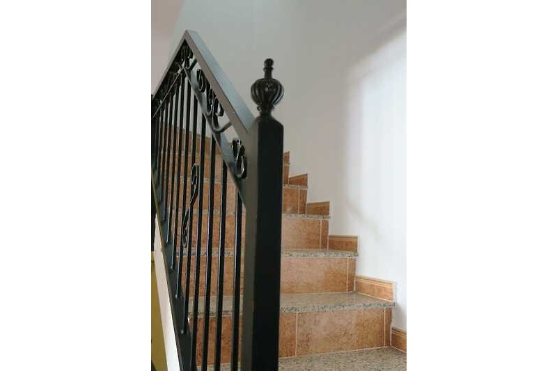 Treppe aus Holz, Geländer, Handlauf, Metall - stilvolles Design!