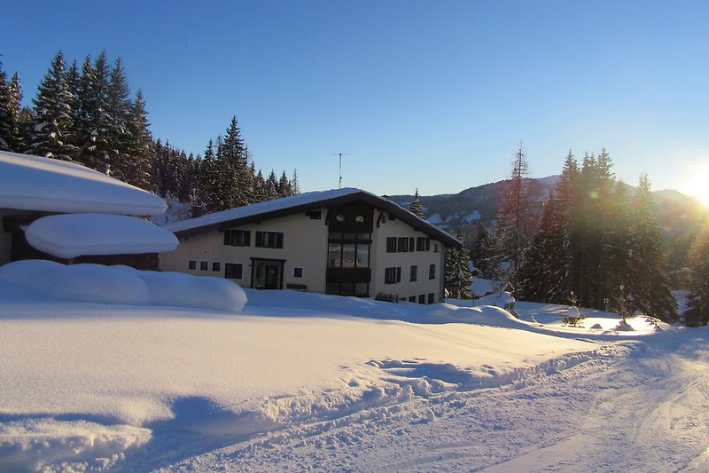 Aussenansicht Winter neben der Piste