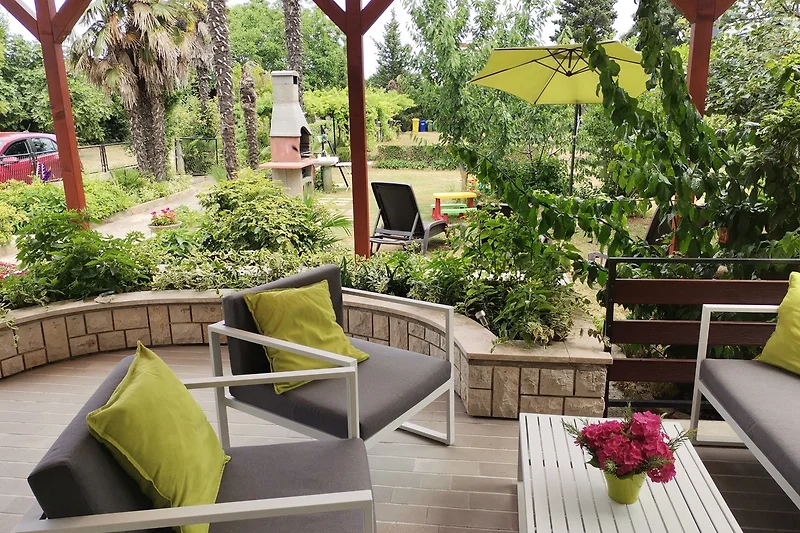 Comfortabel meubilair op het terras met natuurlijk groen.