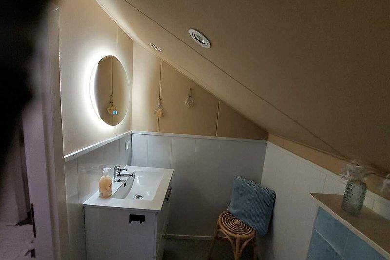 Badkamer boven met badmeubel  en toilet.  Pas gerenoveerd