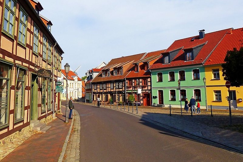 Altstadt von Röbel Müritz mit Blick auf Windmühle