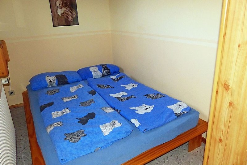 Doppelbett und Kleiderschrank im zweiten Schlafzimmer