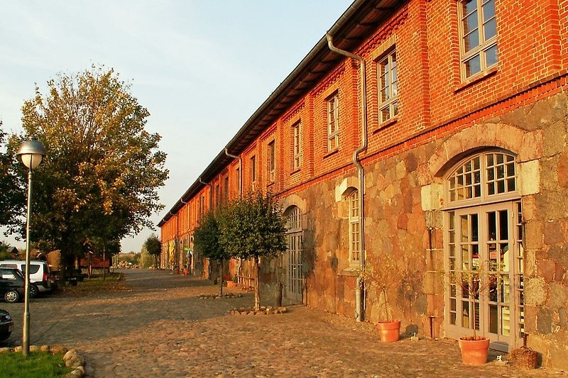 Am Eiscafé in der Altstadt-Wohng.3 in Röbel Müritz - Firma