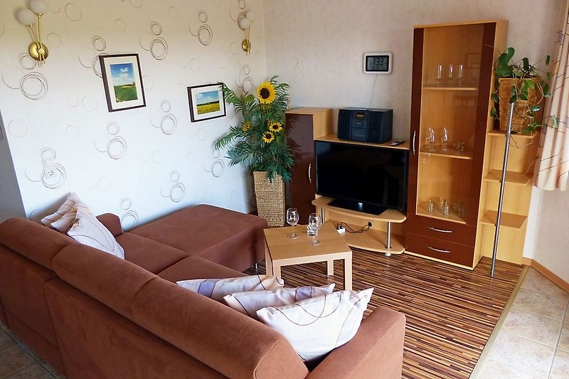 Wohnbereich mit moderner Couch und Flachbildfernseher