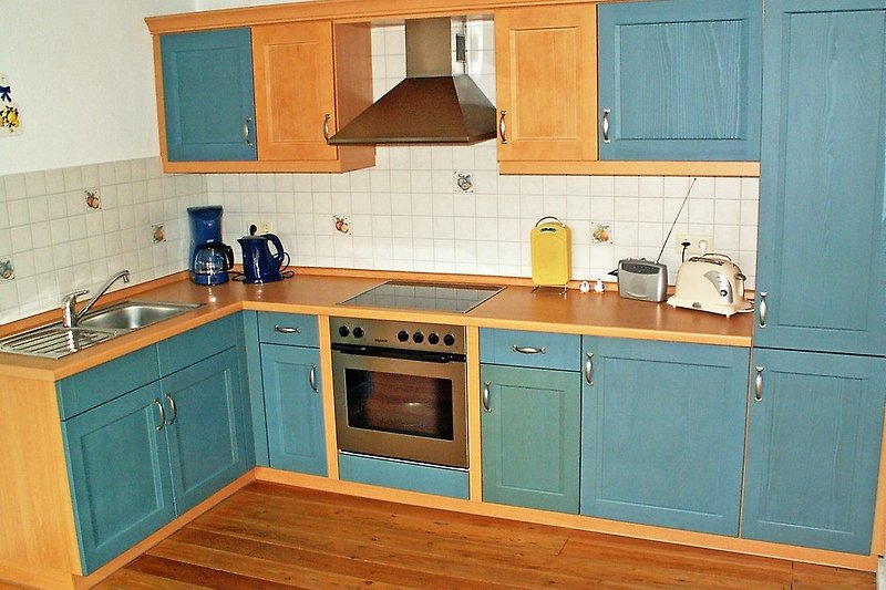 Küchenzeile in der Küche mit Ceran-Kochfeld