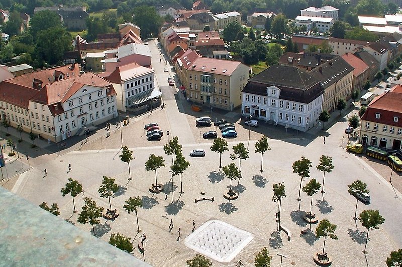 Blick von der Neustrelitzer  Stadtkirche auf das Marktrondell