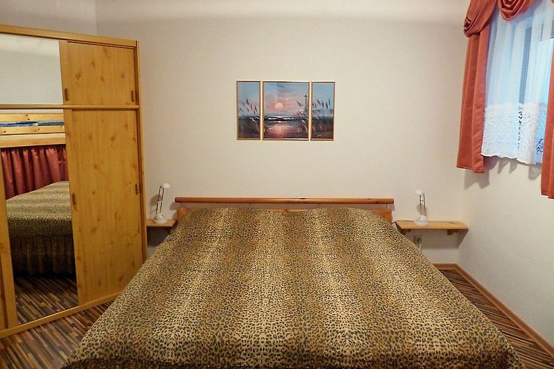 Schlafzimmer mit Doppelbett und Schiebetüren-Schrank