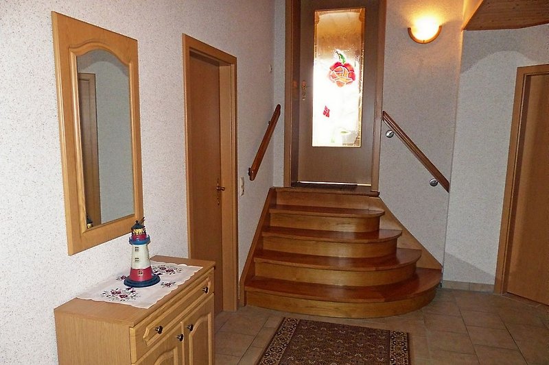 5 schodów z korytarza do salonu ...