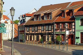 Am Eiscafé in der Altstadt-Wohng.1