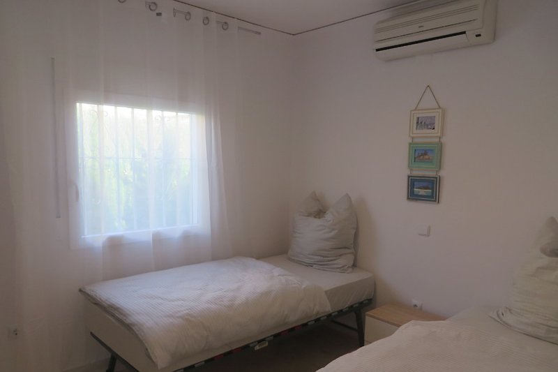 Chambre 2 (deux lits simples 90 x 190)