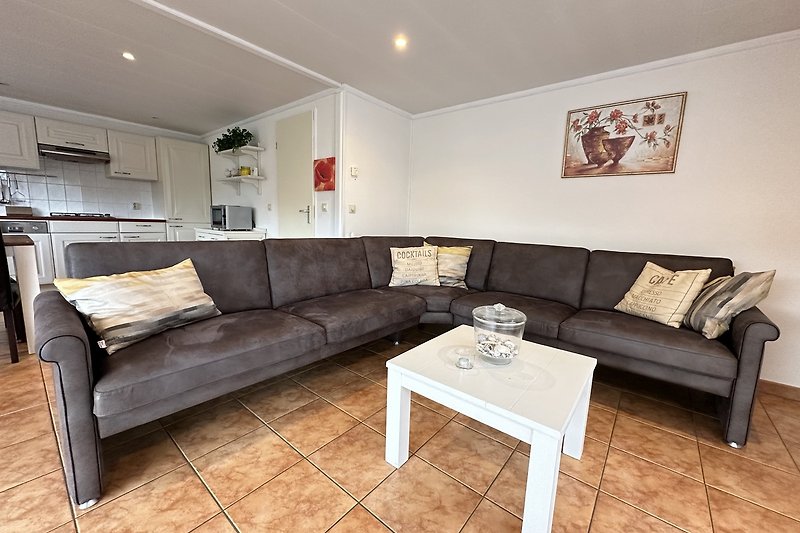 Stilvolles Wohnzimmer mit gemütlicher Couch und modernem Design.