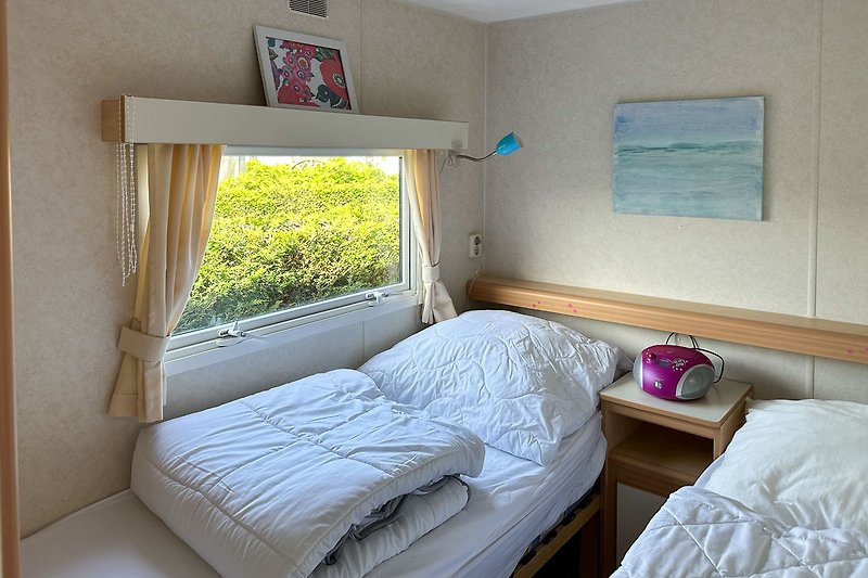 Komfortables Schlafzimmer mit Holzboden und gemütlichem Bett.