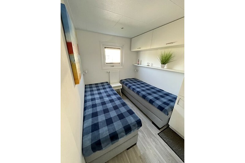 Gemütliches Schlafzimmer mit Holzbett, bequemer Matratze und stilvollem Interieur.