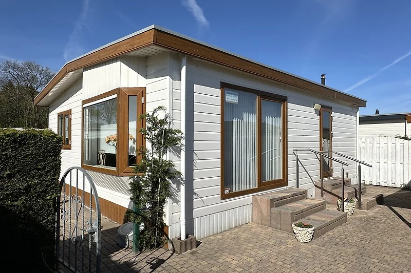 Ferienhaus mit Holzfassade und Gartenblick.