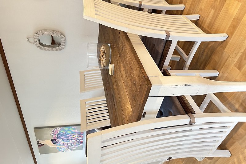 Holzartiges Zimmer mit Tisch, Regal und Kunst.