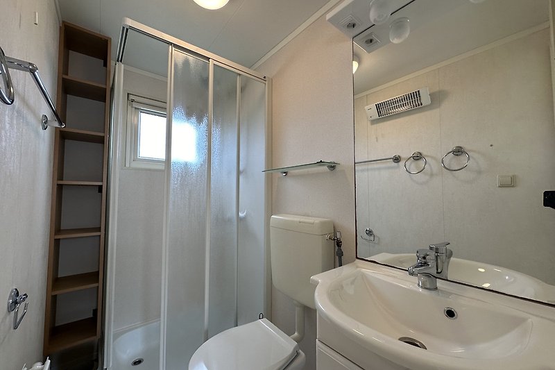Modernes Badezimmer mit Dusche, Badewanne und Spiegel.