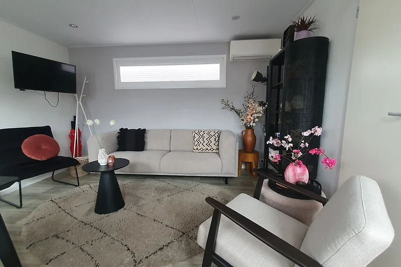 Gemütliches Wohnzimmer mit Klimaanlage