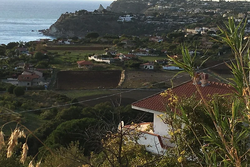 Een landhuis met een panoramisch uitzicht op de natuur en de zee.