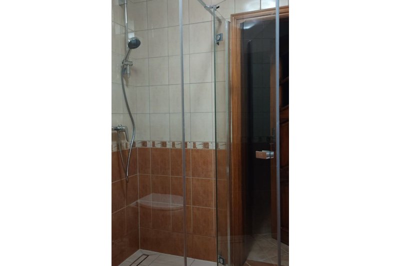 Begehbare Dusche mit Glaswand und stilvollem Design