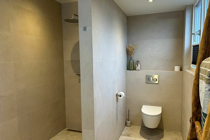Badkamer op de eerste verdieping met regendouche