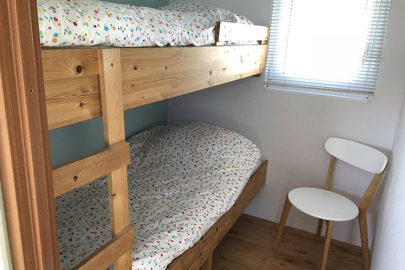 Slaapkamer met stapelbed en 2 volwaardige afmetingen bedden met heerlijke matrassen(G4)