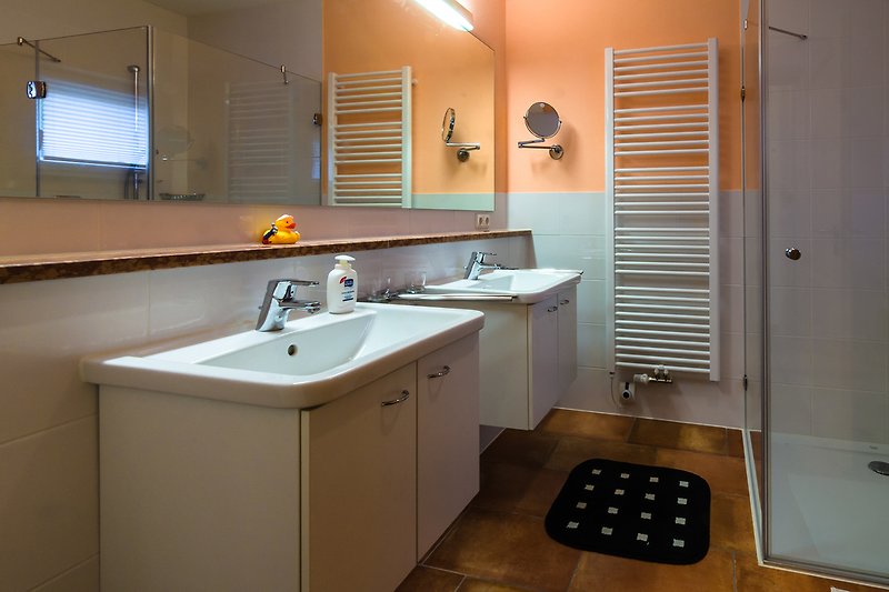 Badezimmer - 2 Waschbecken, extra geräumige Dusche...