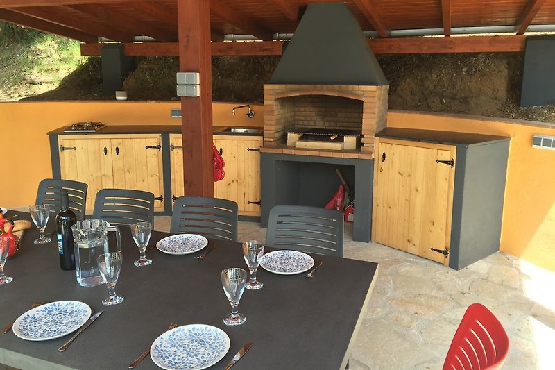 Lovely, fully equipped outdoor kitchen with large dining table