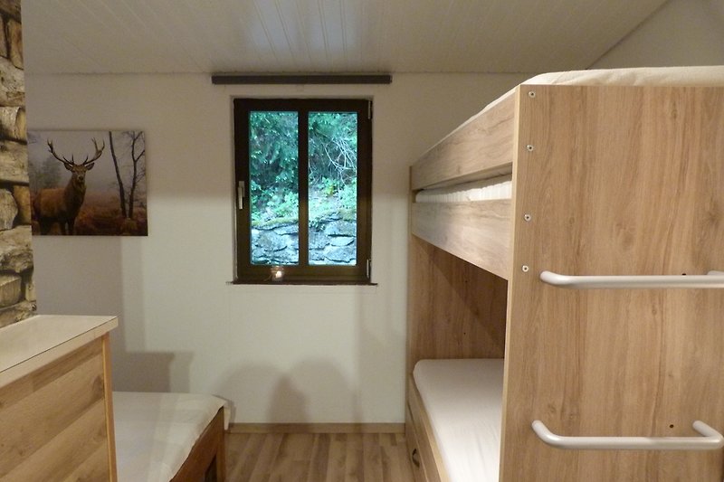 Schlafzimmer mit Doppelbett + Hochbett