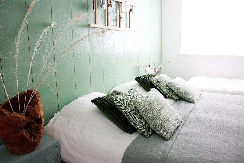 Zielony pokój sypialniany (3 łóżka typu boxspring)
