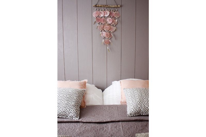 Różowy pokój sypialniany (2 łóżka typu boxspring)