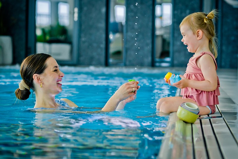 Kinder spielen fröhlich im Pool, genießen Wasserspaß und Urlaub.