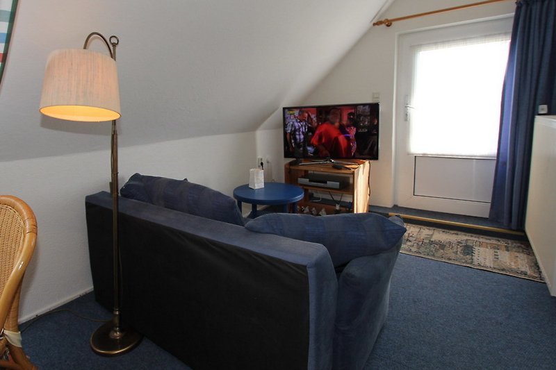 Wohnzimmer mit Sofa und TV