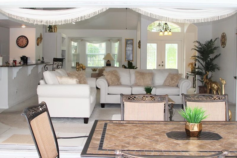 Stilvolles Wohnzimmer mit bequemen Möbeln und dekorativen Pflanzen. Perfekt zum Entspannen.