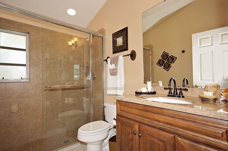 Schönes Badezimmer mit lila Waschbecken und Holzakzenten. Perfekt für Entspannung und Erfrischung.