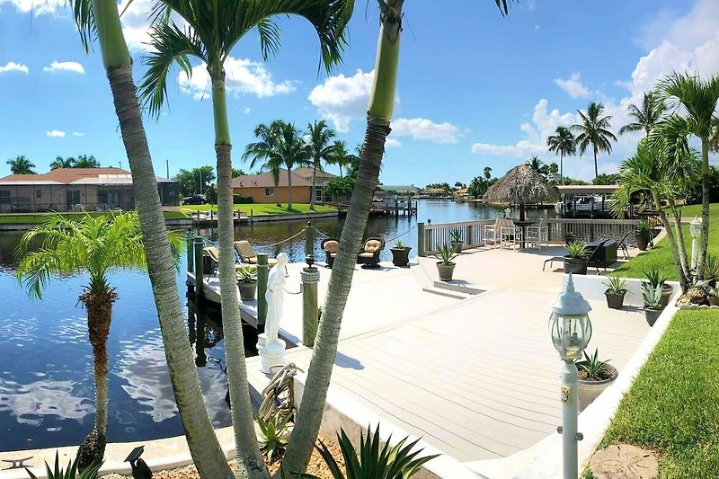 Schönes Haus mit Palmen und Blick auf den See. Perfekt für einen erholsamen Urlaub.