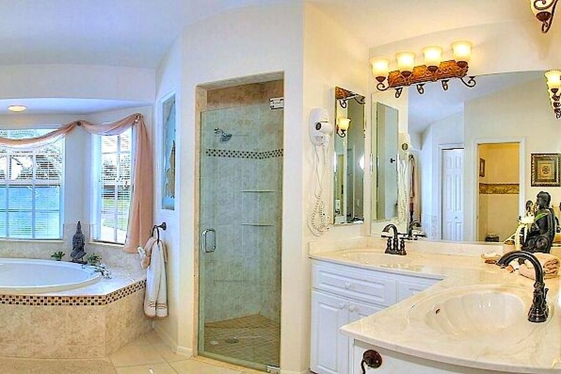 Schönes Badezimmer mit Spiegel, Wasserhahn und Badewanne. Perfekt für Entspannung und Erfrischung.