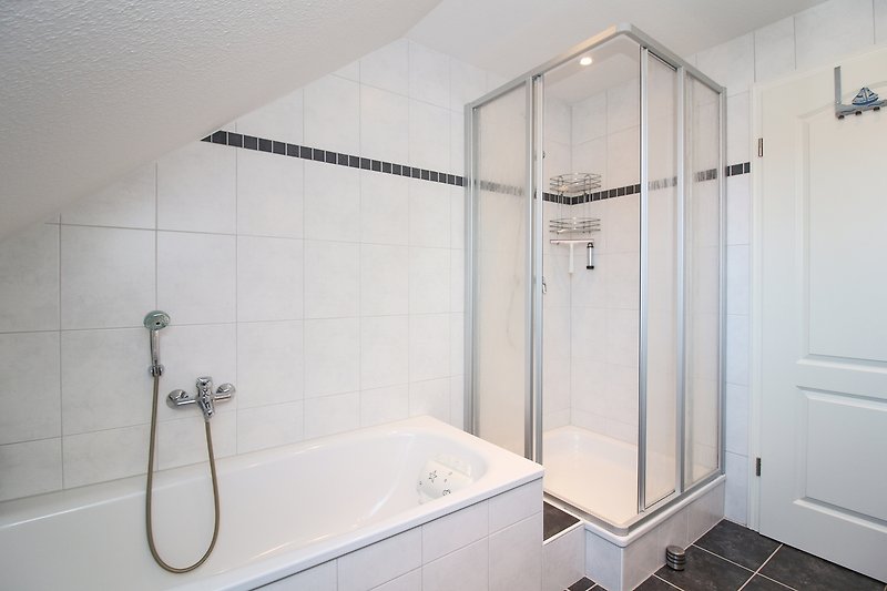 Modernes Badezimmer mit Dusche und Badewanne im OG