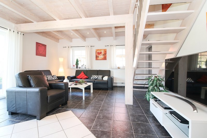 Stilvolles Wohnzimmer mit bequemer Couch und moderner Einrichtung.