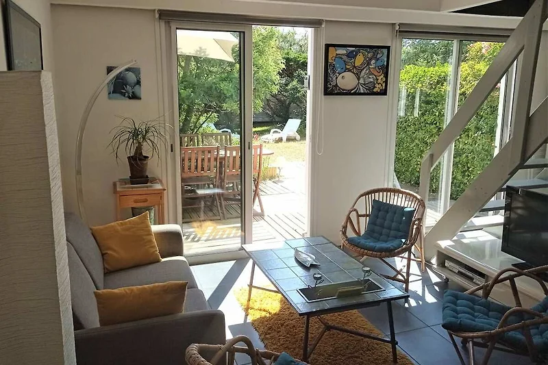 Woonkamer met uitzicht op terras en tuin