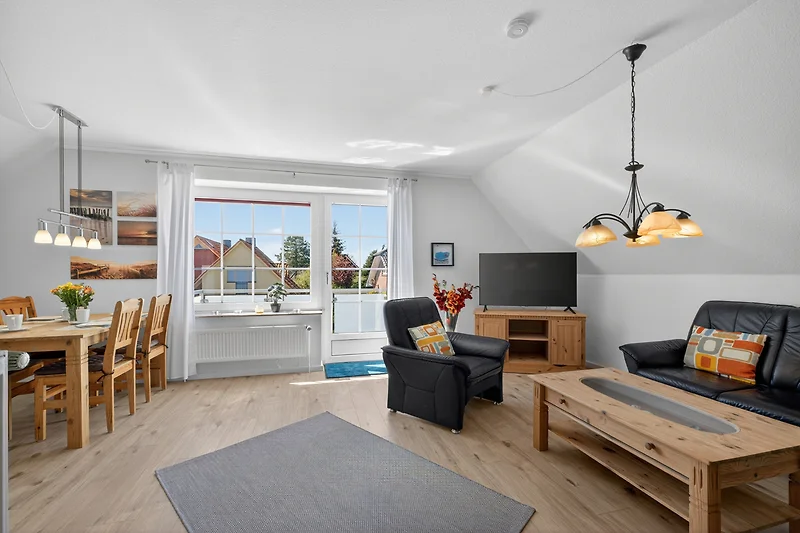 Essbereich mit Holzstuhl und Daybed am Tisch
