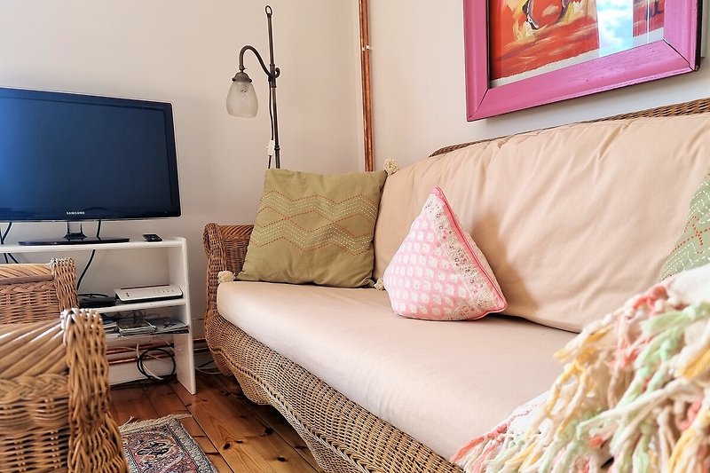 Ein stilvolles Wohnzimmer mit gemütlicher Einrichtung und Holzboden.